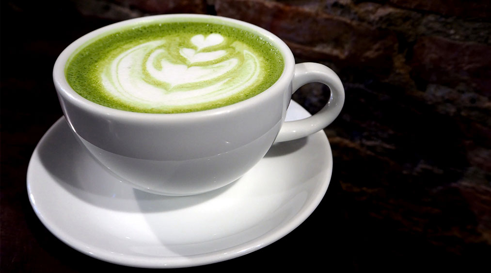 Receta para preparar un latte de té verde Matcha YÖY Superfoods